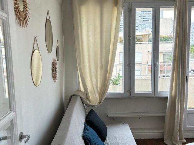 Beau et agréable studio meublé avec balcon