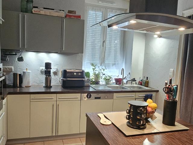 Beau F3 entièrement rénové et isolé, avec cuisine équipée