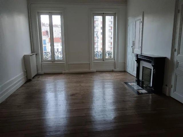 Beau F3 115 m² situé à côté de la gare Châteaureux