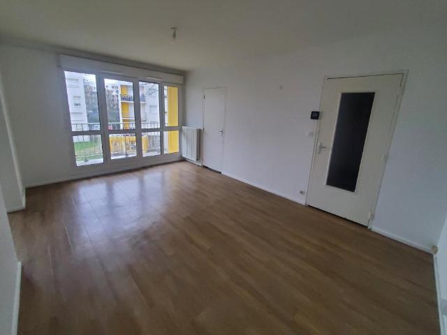BEAU GRAND T3 AVEC BALCON, CAVE ET STATIONNEMENT EXTERIEUR