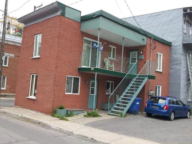 Beau grand 3 1/2, libre, semi meublé, dans un duplex, centre ville