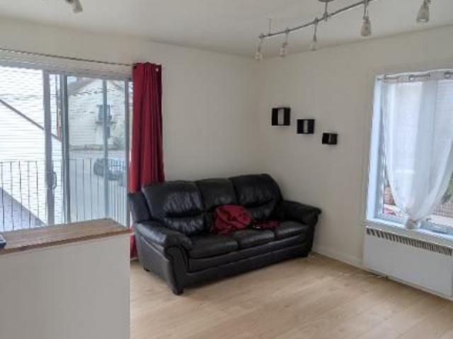 Beau grand 3 1/2, libre, semi meublé, dans un duplex, centre ville