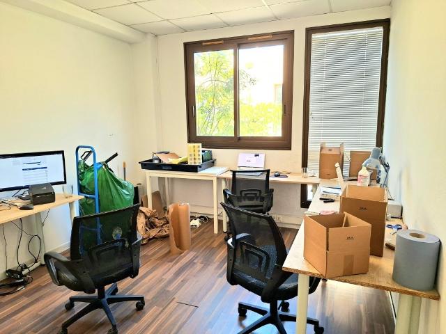 BEAU LOCAL COMMERCIAL 71m2 PROCHE A8