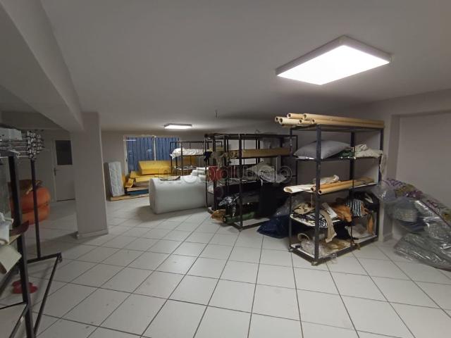 Beau local commercial en location à Hermitage. Surface de 128 m². Porte blindée et résidence sécurisée