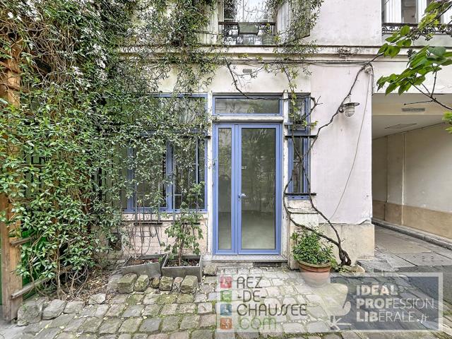 BEAU LOCAL DE BUREAUX SUR COUR ARBOREE