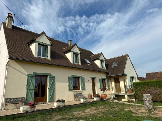 Beau pavillon familial avec appartement T2 situé à Coulonges Les Sablons
