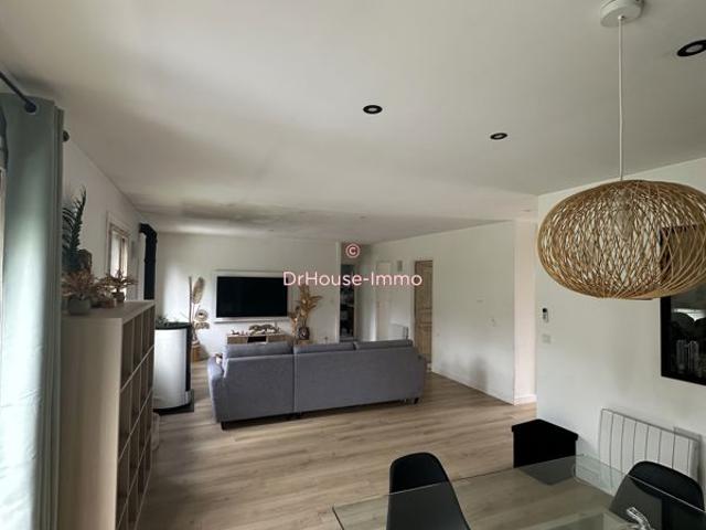 Beau pavillon, lumineux et spacieux, cinq chambres, piscine chauffée,environnement calme