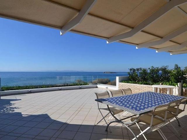 Beau penthouse avec vue mer situé à Voula