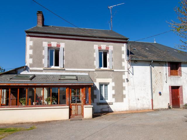 Beau potentiel de rénovation pour cette maison en pierres avec dépendances