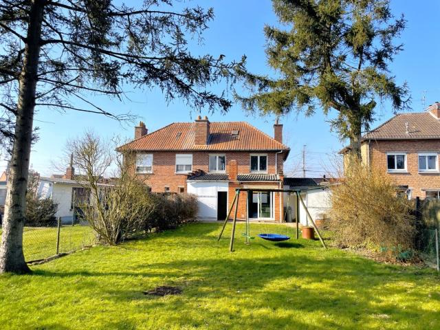BEAU POTENTIEL POUR CETTE MAISON DE 1960!