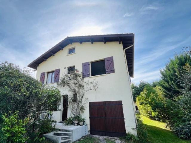 Beau potentiel pour cette grande maison avec agréable terrain ar