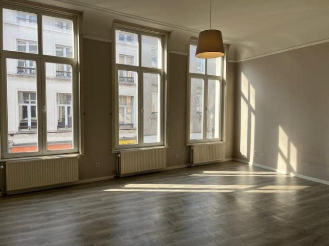 BEAU STUDIO TRES LUMINEUX A 200 METRES DU SABLON