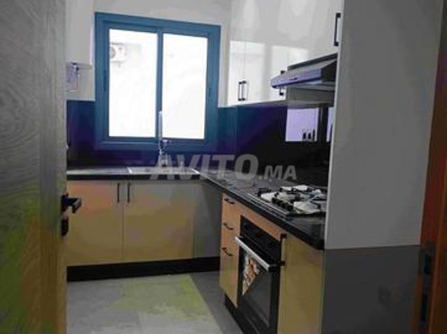 Beau studio vide avec cuisine séparée