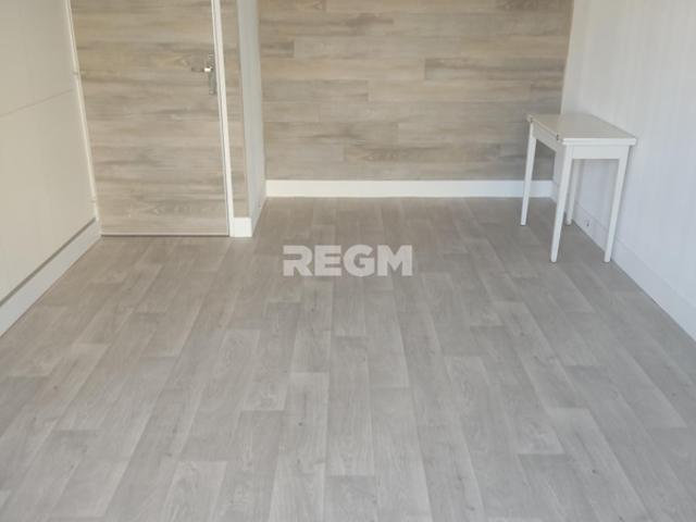 BEAU STUDIO A 200M de NATION refais a neuf avec grand balcon