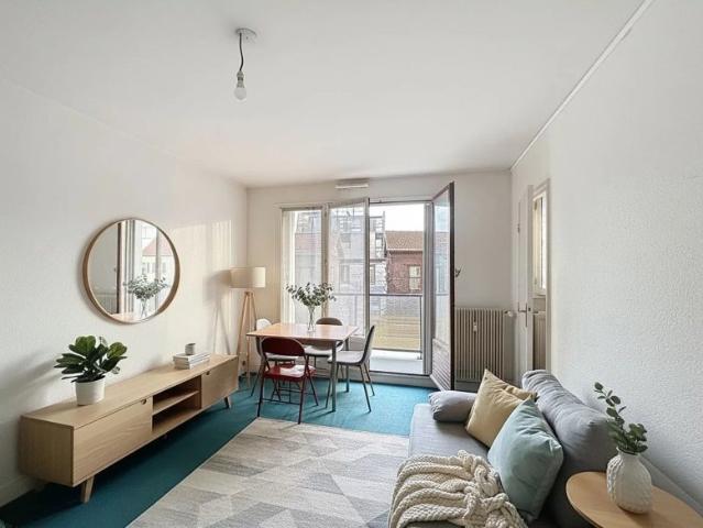 BEAU studio avec balcon, vue dégagée