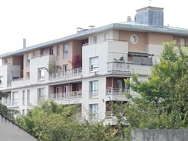 Beau studio avec espace nuit balcon et parking