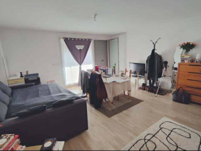 Beau studio avec terrase et parking rue Pourmann