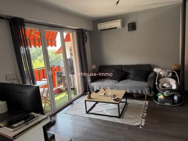 BEAU STUDIO AVEC UN COIN NUIT AU DERNIER ETAGE AVEC UNE TERRASSE