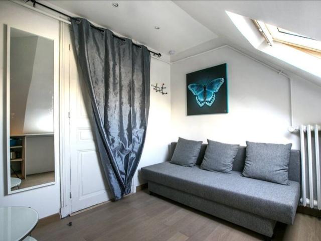 Beau studio AVENUE HOCHE PARIS 8EME