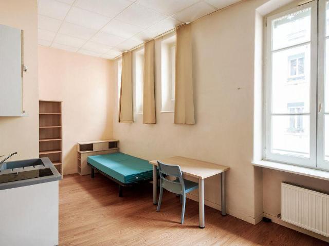 Beau studio de 18 m2 avec cuisine privative
