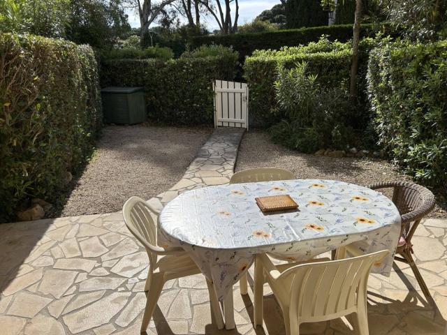 BEAU STUDIO DE 27 M² VASTE JARDIN PARKING PRIVATIF