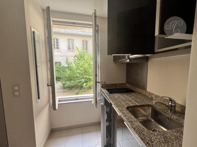 Beau studio de qualité avec cuisine séparée dans immeuble réhabilité