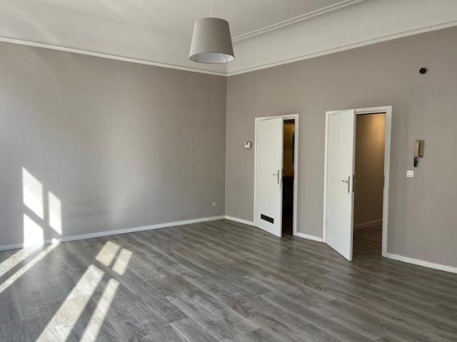 BEAU STUDIO LUMINEUX A 200 M DU SABLON