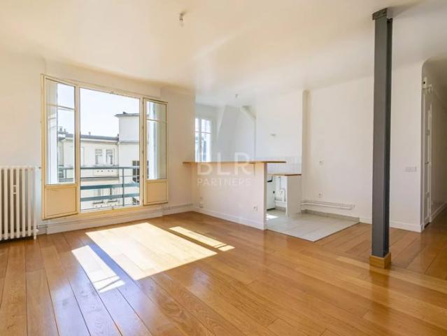 Beau studio lumineux avec balcon