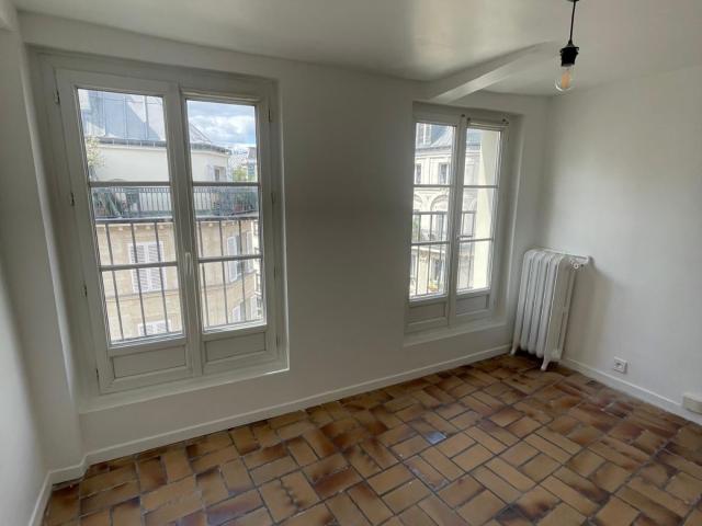 Beau studio lumineux avec balcon filant