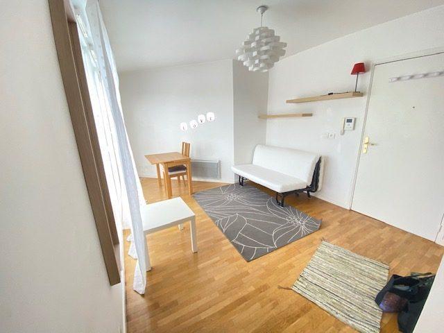 Beau studio meublé