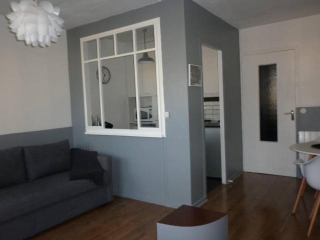 Beau studio meublé 30 m2 + balcon 3 mois min