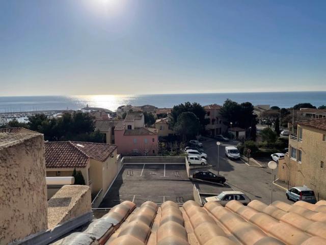 BEAU STUDIO MEUBLÉ AVEC TERRASSE ET VUE MER