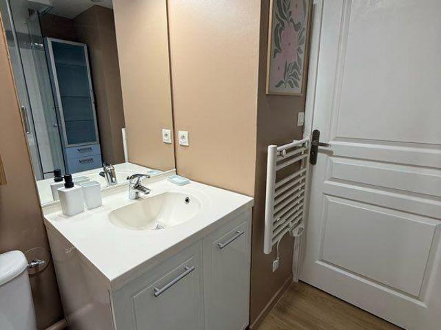 Beau studio meublé rénové de 19 m²