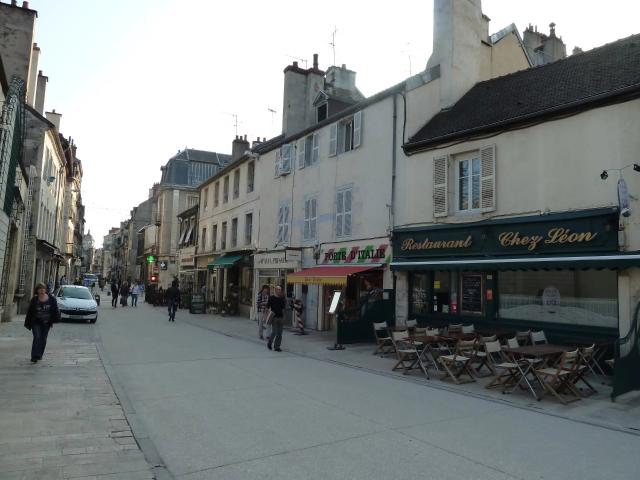 Beau studio meublé TBE rue des Godrans Centre Ville, prox ESC