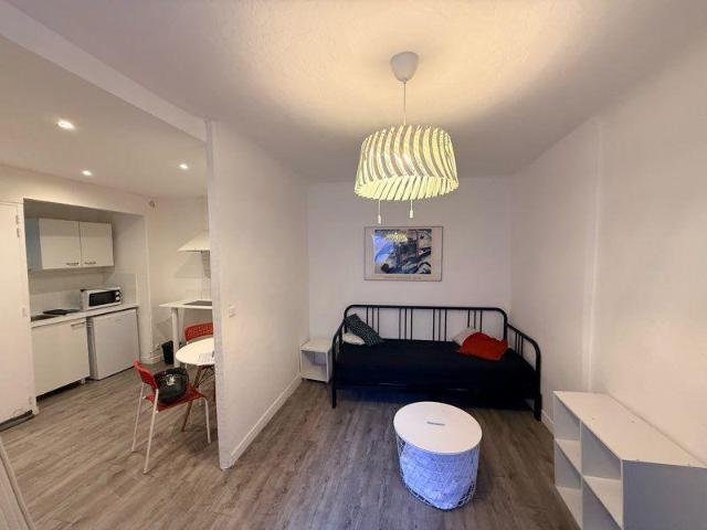 Beau studio meublé, très calme