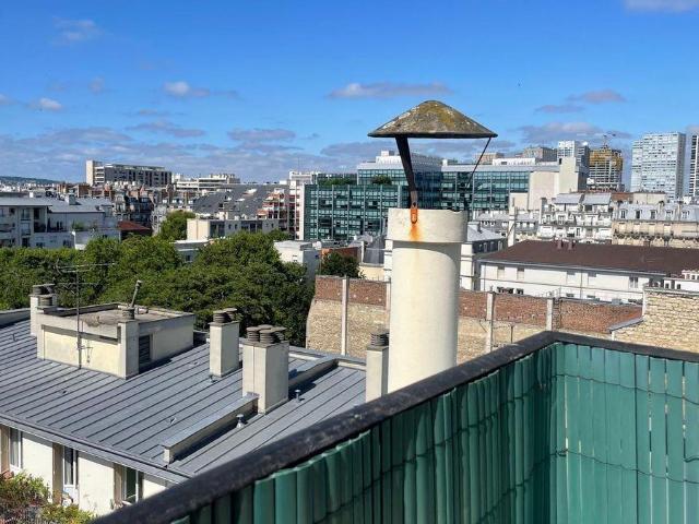 Beau studio meublé vue tour Eiffel toits de Paris