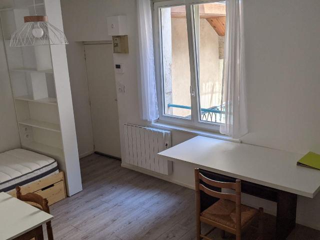 BEAU STUDIO PROCHE GARE POINCARE FACULTE DROIT