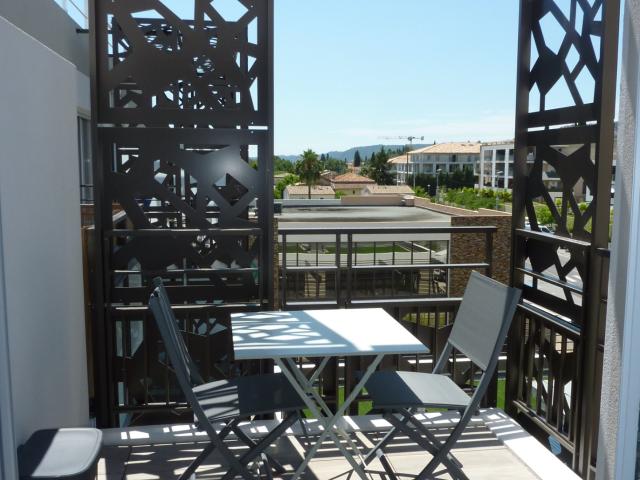 BEAU STUDIO PROCHE DE TOUTES COMMODITES AVEC PARKING EN SOUS SOL