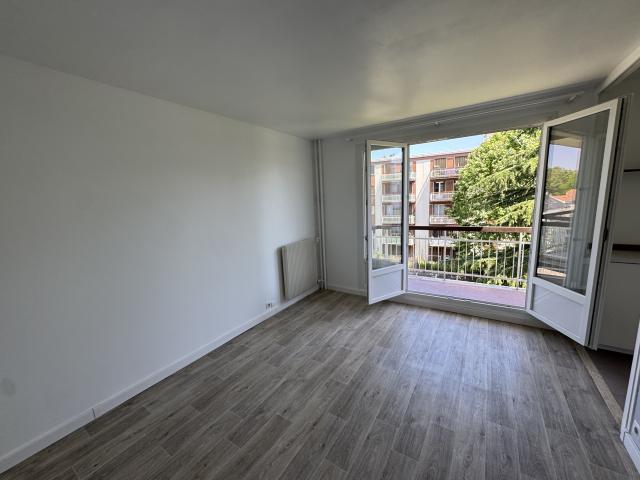 BEAU STUDIO REFAIT A NEUF AVEC BALCON ET CAVE SITUÉ A 15 MIN A PIED DU MÉTRO LIGNE 8 CRÉTEIL PRÉFECTURE