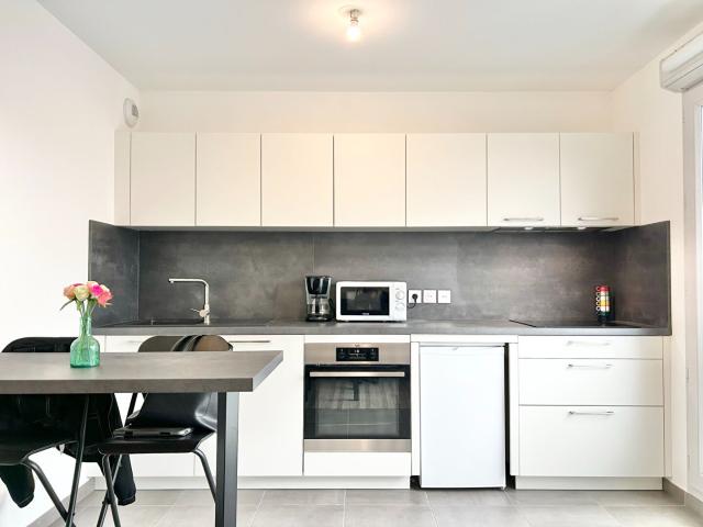 T1 MEUBLE DANS RESIDENCE SECURISEE AVEC PARKING PRIVATIF PROCHE METRO B