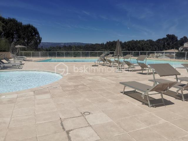 Beau T2 meublé avec terrasse, stationement et piscine