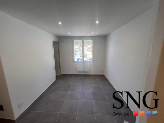 BEAU T2 RENOVE AVEC CUISINE EQUIPEE