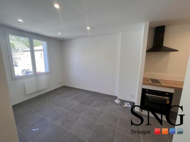 BEAU T2 RENOVE AVEC CUISINE EQUIPEE