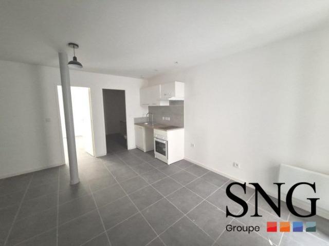 BEAU T2 RENOVE AVEC CUISINE EQUIPEE
