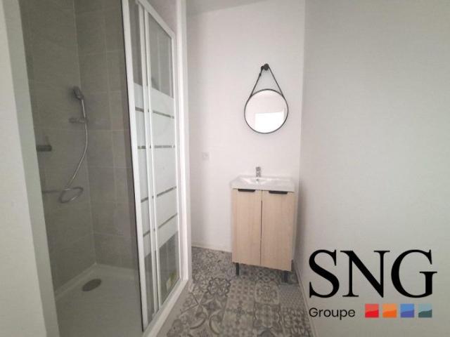 BEAU T2 RENOVE AVEC CUISINE EQUIPEE