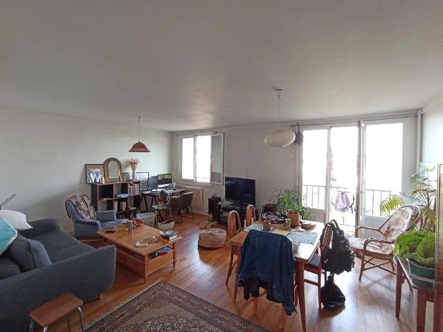 Beau T3 68m² Gratte ciel avec balcon