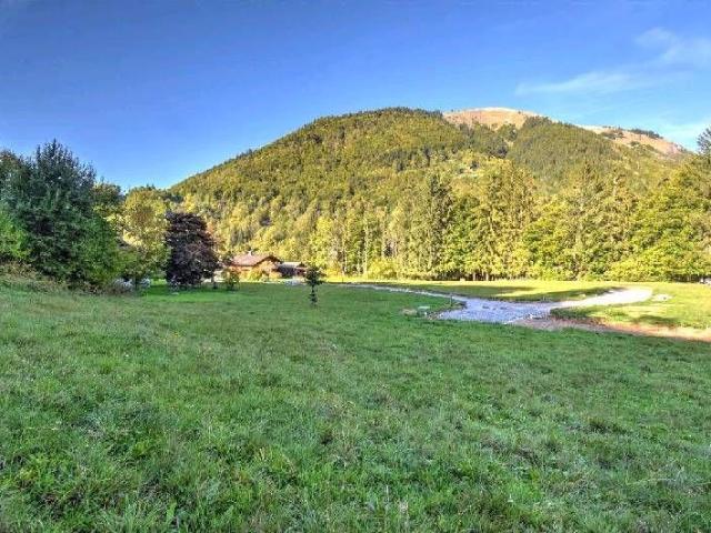 Beau terrain constructible 560m² Montriond
