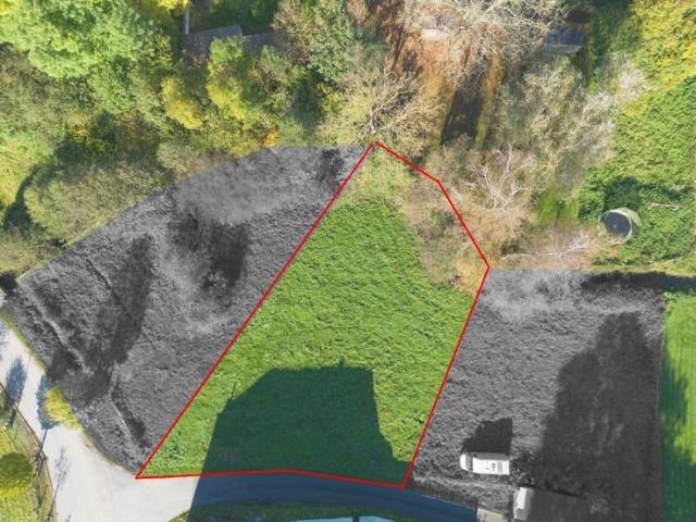 Beau terrain constructible dans le centre du village