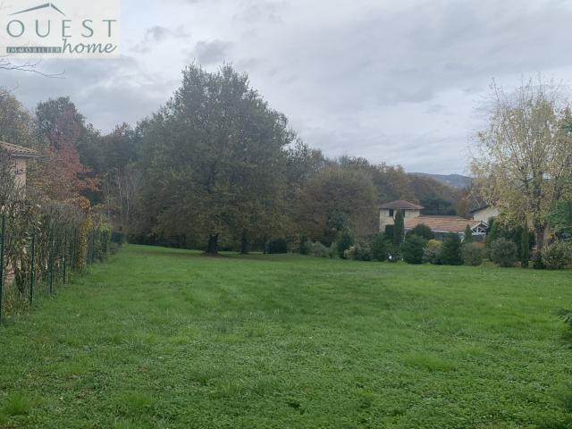Beau terrain constructible dans secteur résidentiel