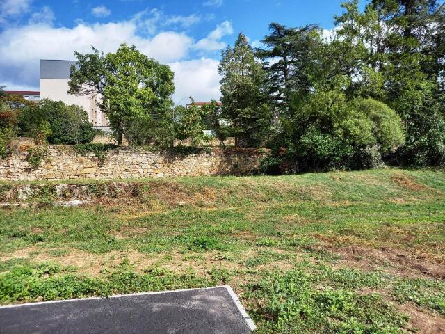 BEAU TERRAIN A BATIR PLAT ET VIABILISE DE 1176 M²